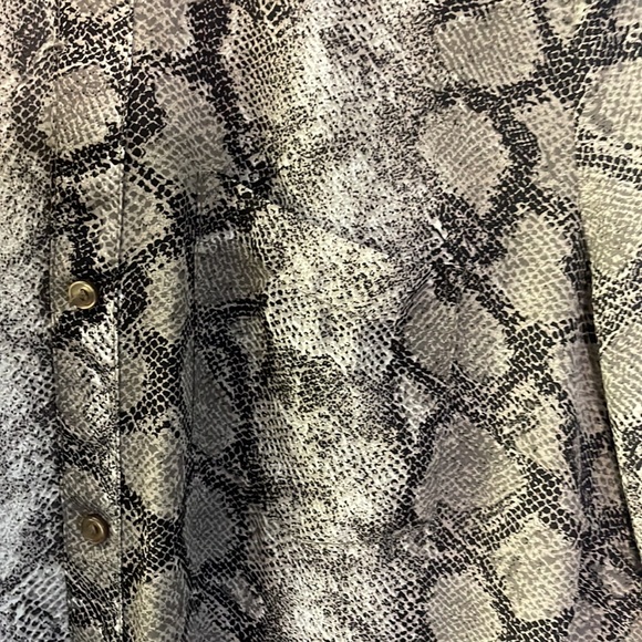 Limited snakeskin pattern button down - Picture 4 of 6